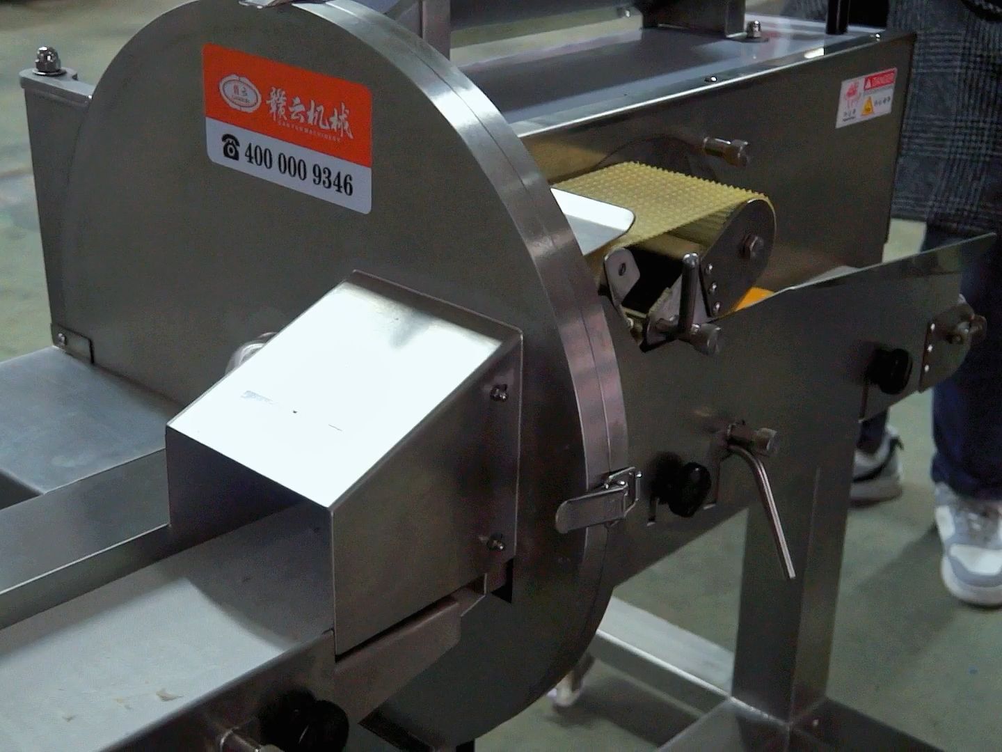 大型调速切割鱼糕片设备,自动分切鱼糕片机器