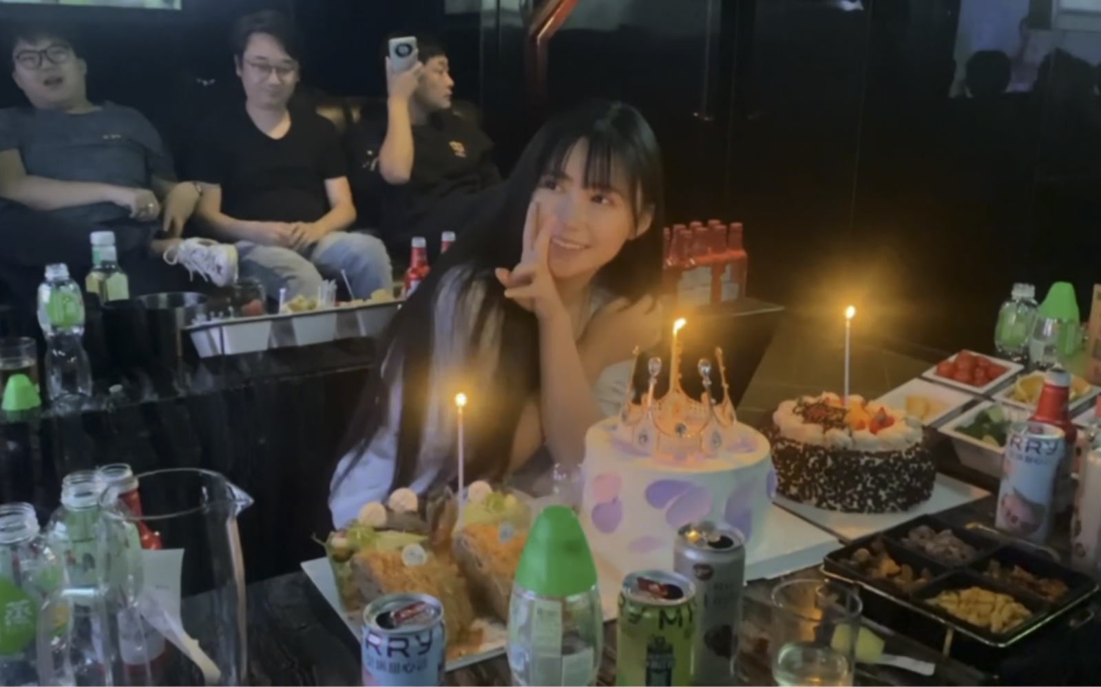 [图]这两年最开心的生日🎂西安宝宝好有爱❤️感恩遇见[合十]感谢陪伴希望今后的人生大家都有欢歌笑语[合十]有爱陪伴做想做的事[合十]遇对的人[合十]快乐一辈子