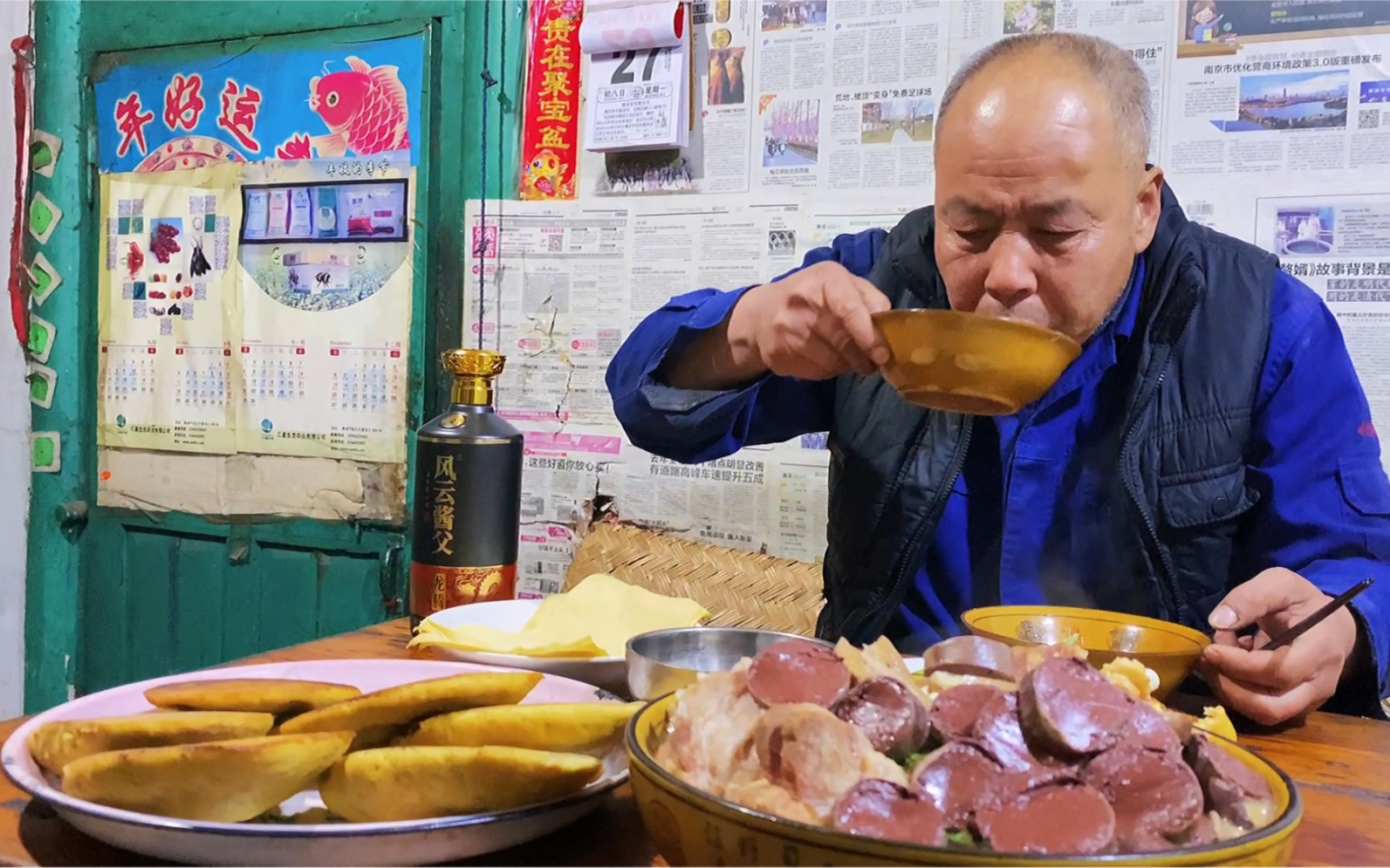 大爷整了一大锅杀猪菜,拿出舍不得喝的好酒,大口吃肉,大碗喝酒,太爽了