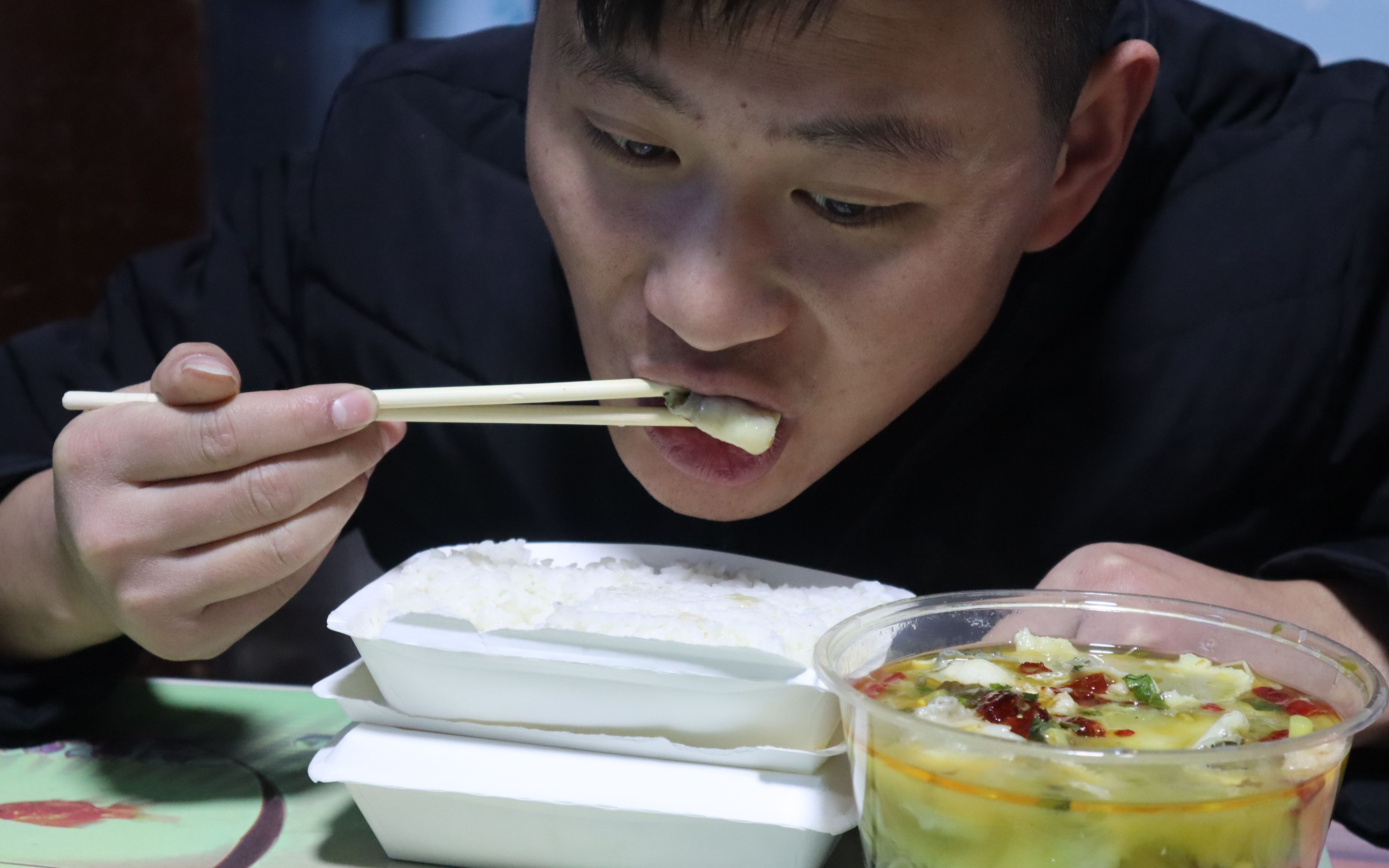 网上点了份外卖,两份米饭一份酸菜鱼,一个人吃的干干净净