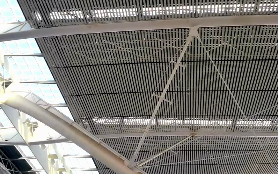 青岛北站高铁站 规模宏大有特色 大厅采用鱼腹式桁架结构 减少使用