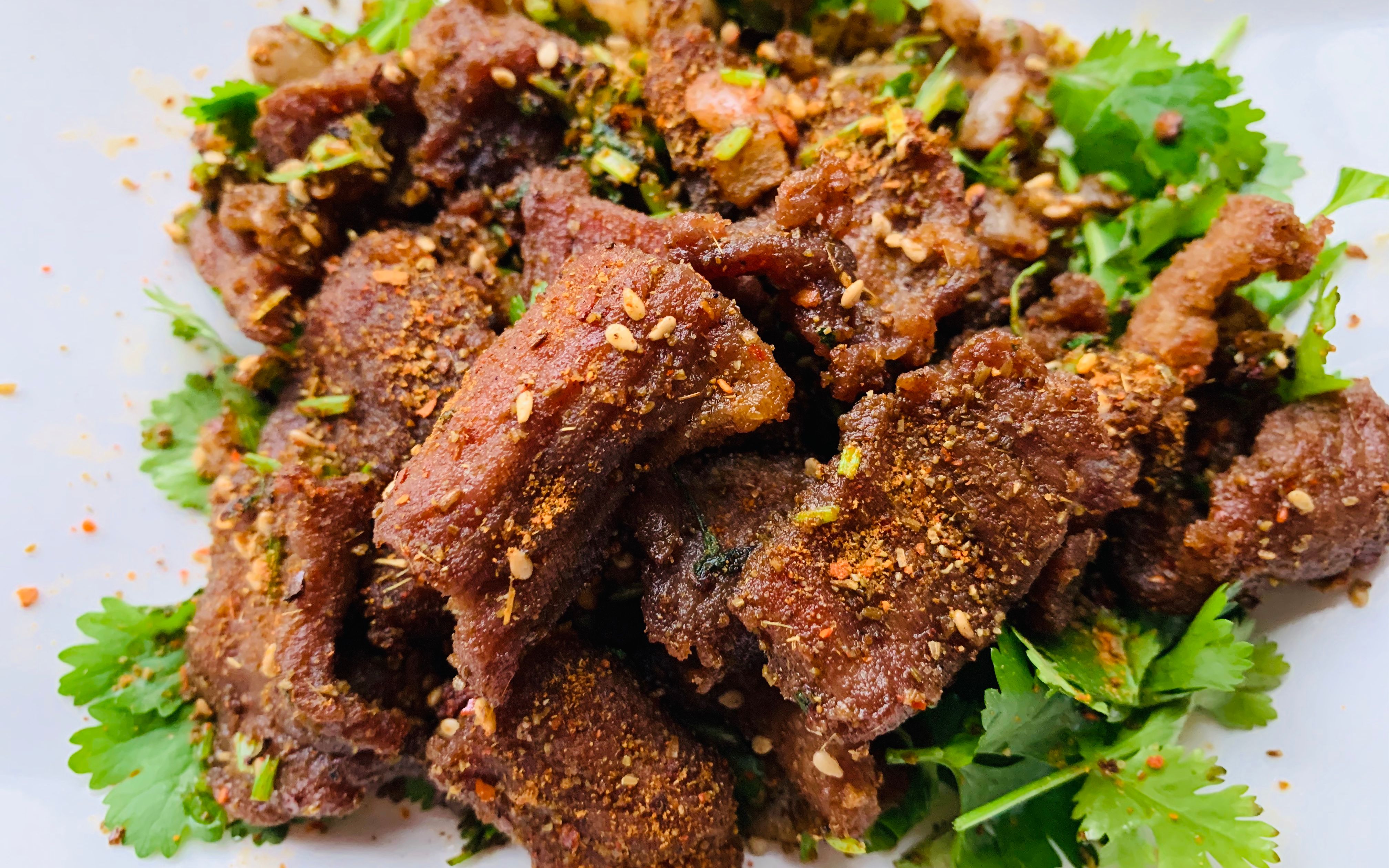 这才是最好吃的孜然羊肉,一盘羊肉一杯小酒小伙吃舒服了_哔哩哔哩