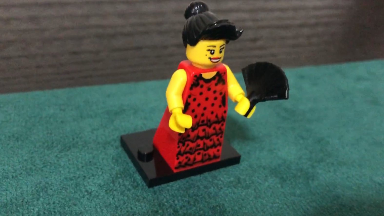 【玩具】乐高人仔:女歌唱家(编号8827)