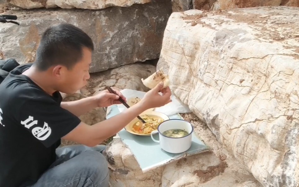 凌晨出发,漫游中国,乞丐在山脚下露营做饭.