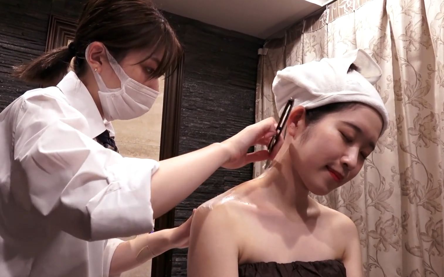 放松按摩小姐姐去美容院刮毛