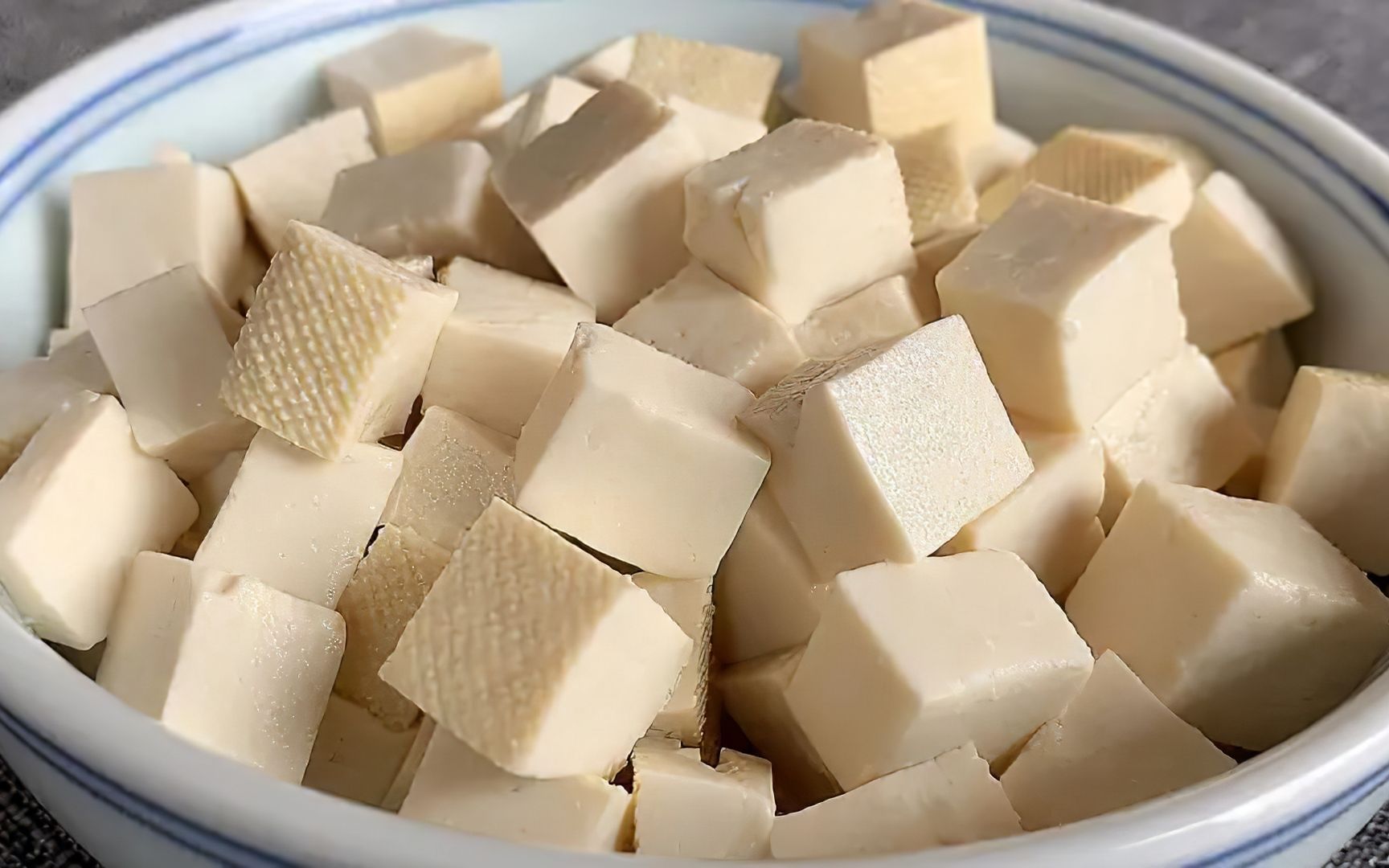 豆腐切成丁,不炒不炖不油炸,连吃一个月也不腻,每次做都不够吃_哔哩