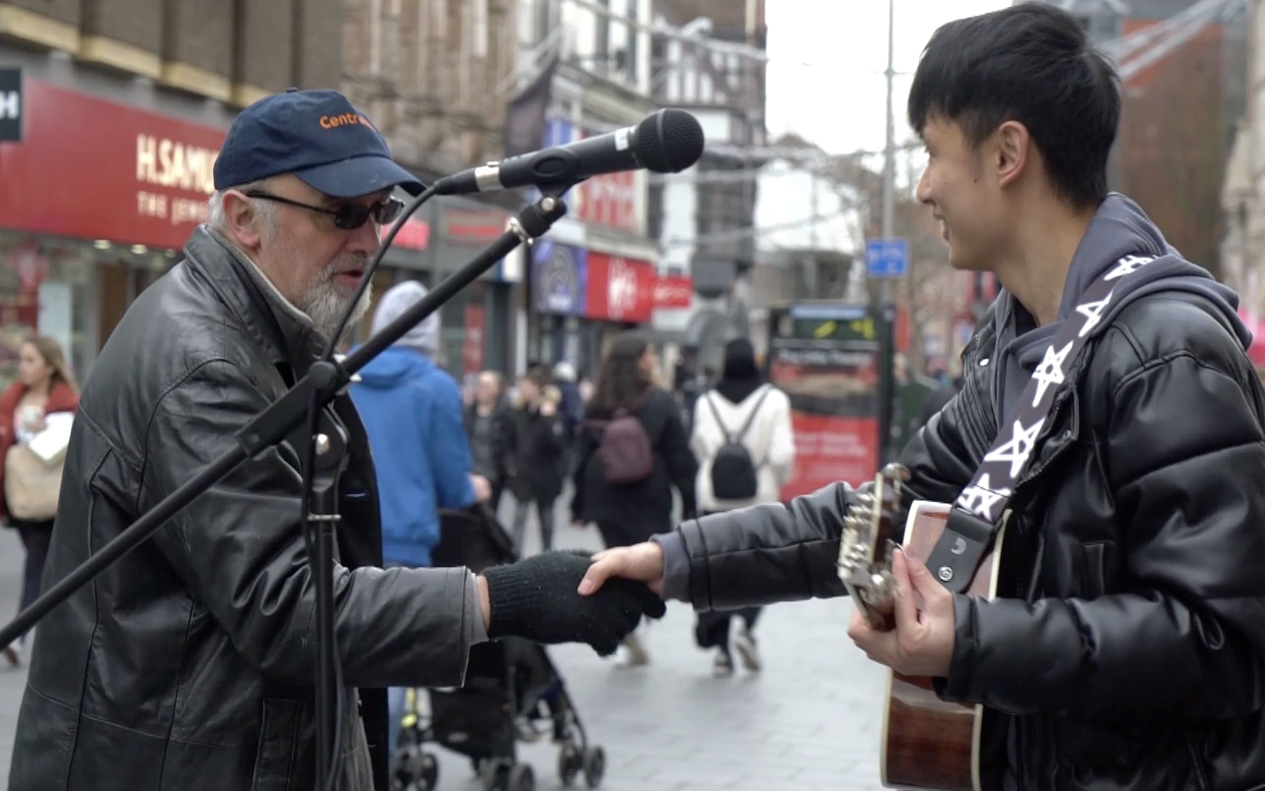 中国学生在英国街头唱歌英国老爷爷忍不住称赞并即兴起舞