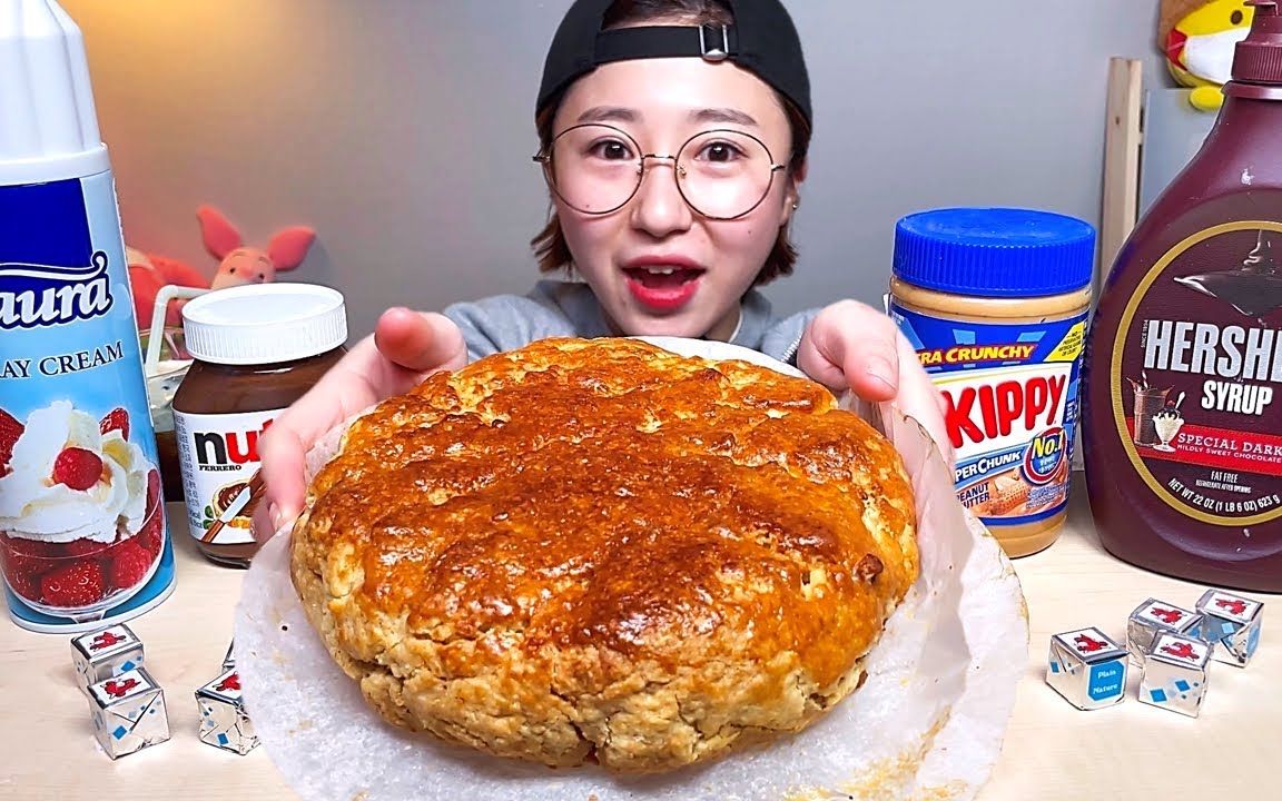 [图]☆ Cossert ☆ 好姐妹亲手做的大王司康饼（配喷瓶奶油、Nutella榛子巧克力酱、Skippy花生酱、好时巧克力糖浆、奶油奶酪小方）食音咀嚼音