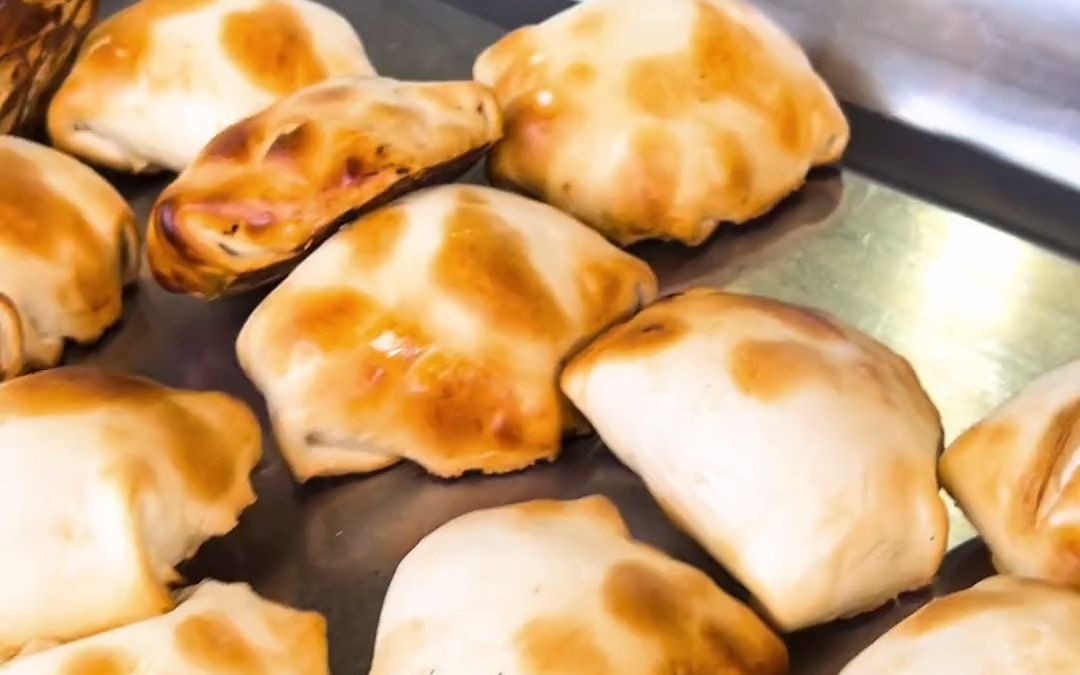 开在翠园的新疆美食羊肉烤包子,这么大个的两个直接都吃饱了!