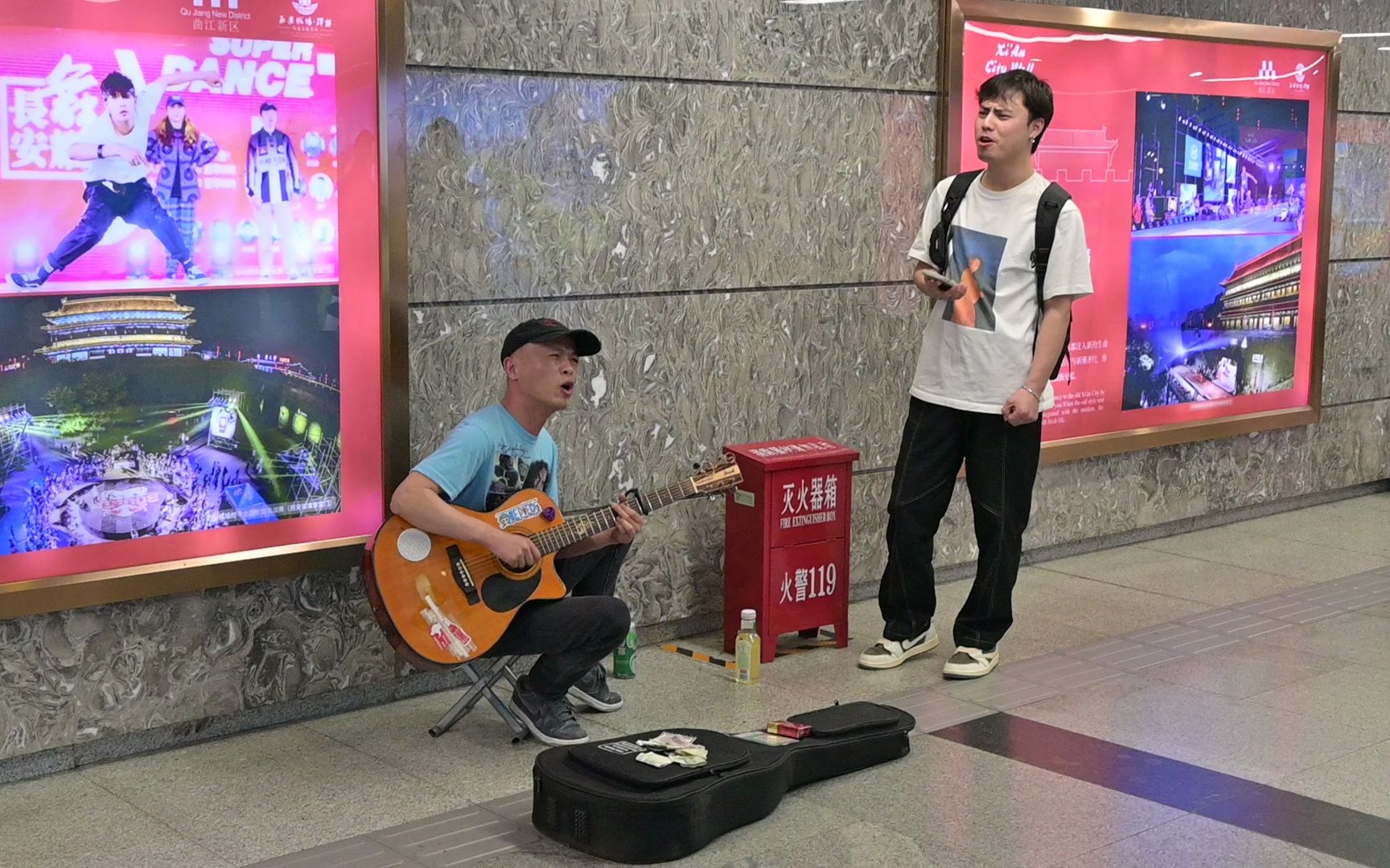 地下通道唱歌图片