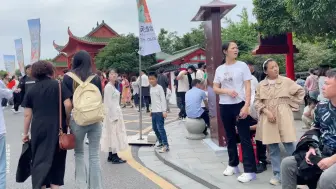 Скачать видео: 南昌滕王阁自从可以背诵滕王阁序免费进后，游客越来越多了