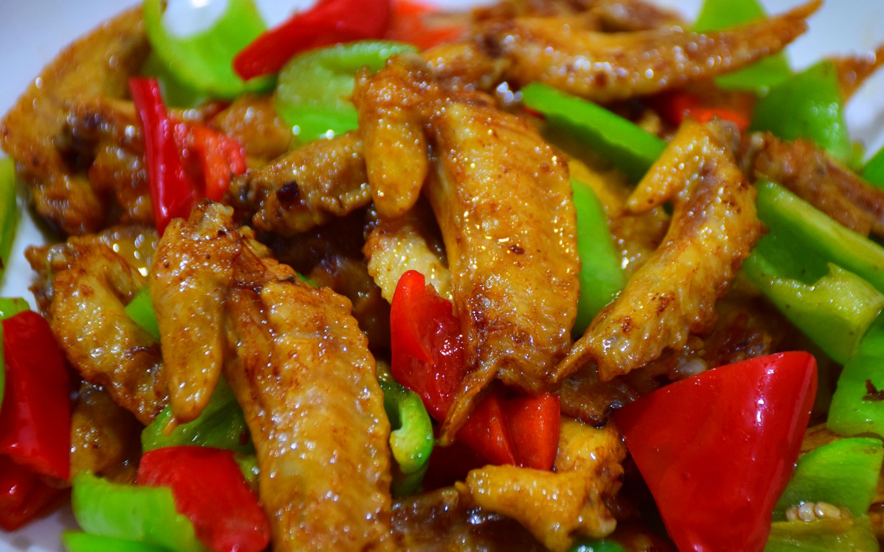 鸡翅尖的新吃法,加4根辣椒,不卤不炸不红烧,上桌就扫光!