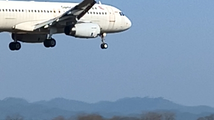 黄山屯溪国际机场一架首都航空空客A320200提前进港平稳落地 来看看大飞机降落瞬间哔哩哔哩bilibili