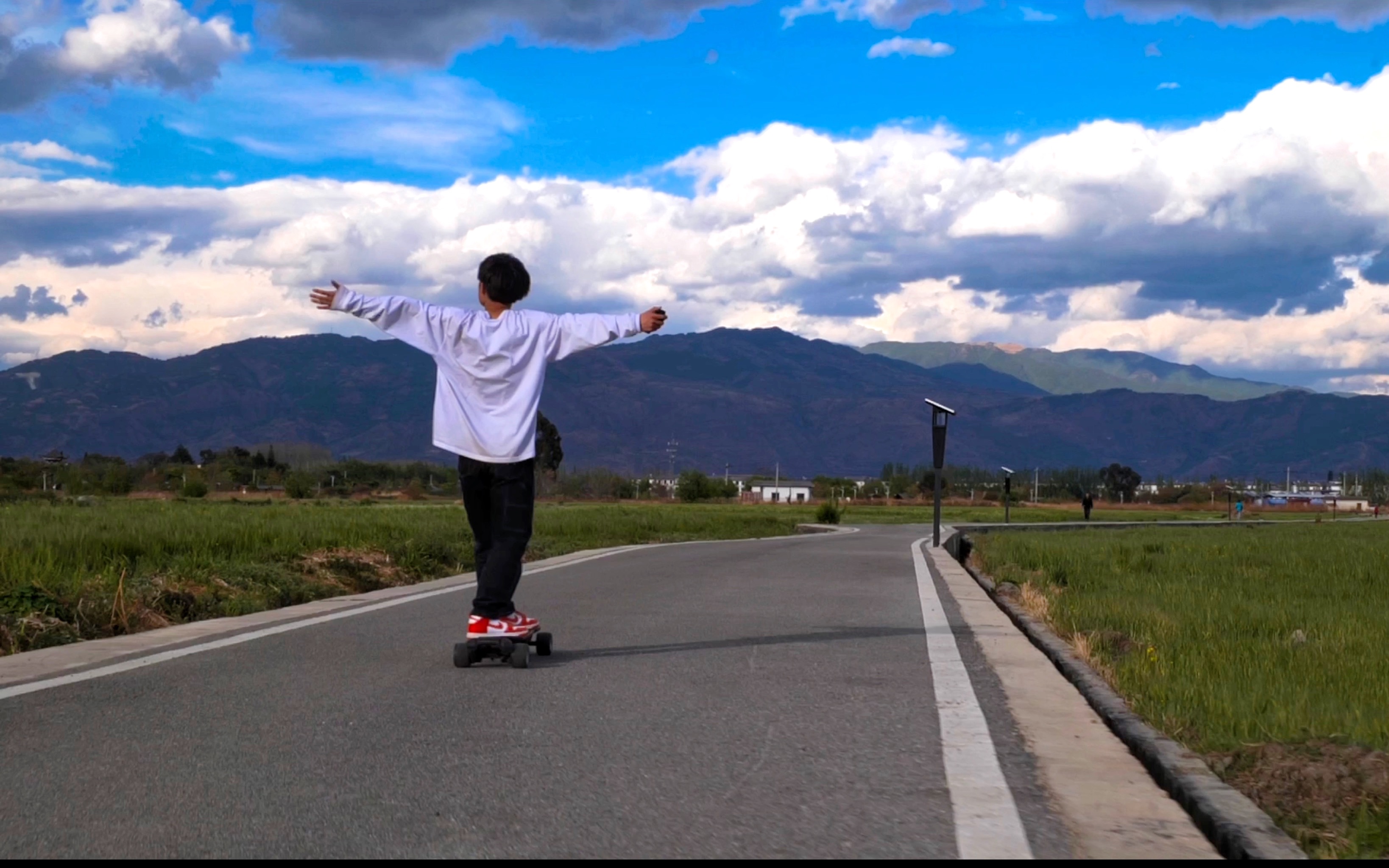 像柯南一样的电动滑板有多好玩!maxfind电动滑板测试