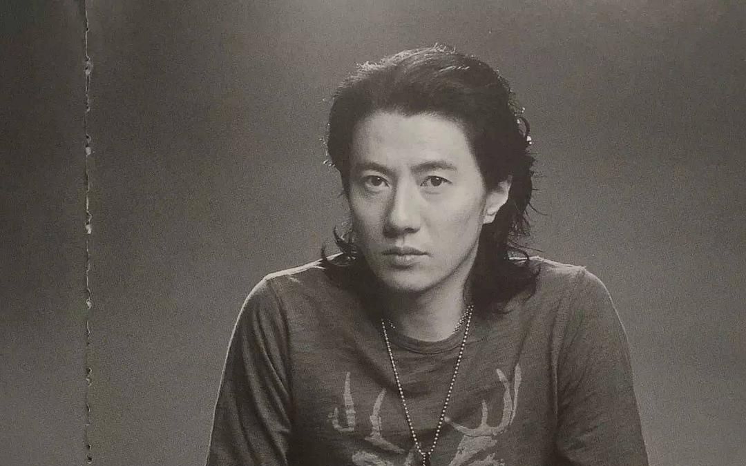 郑钧年轻时的颜值，不愧是摇滚圈扛把子，苏有朋都不忍赞叹：好帅