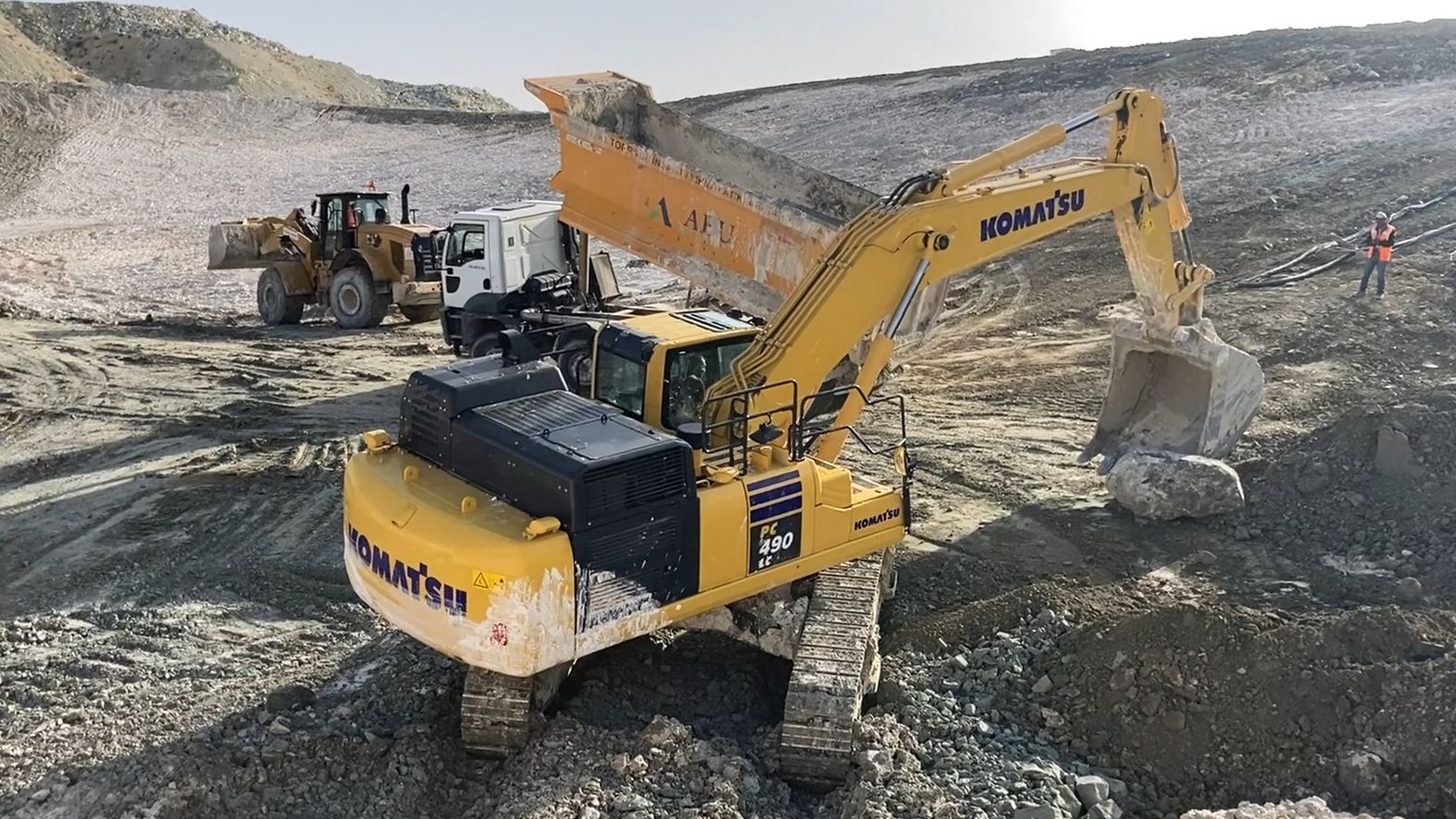 小松pc490lc挖掘机施工装车