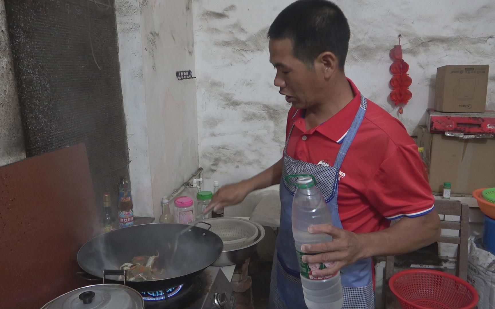 小池做美食大餐姜糖石头蟹,墨鱼滑虾滑做得特好吃,晚餐吃个够哔哩哔哩bilibili