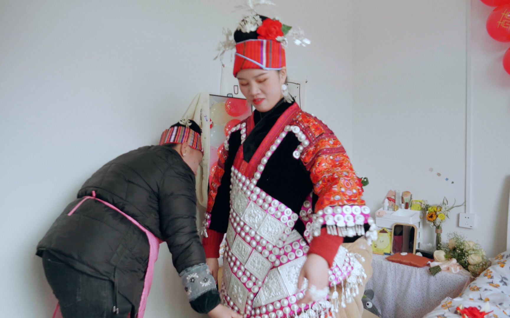 贵州苗族结婚,新娘子一套衣服价值十几万,这嫁妆也太贵了