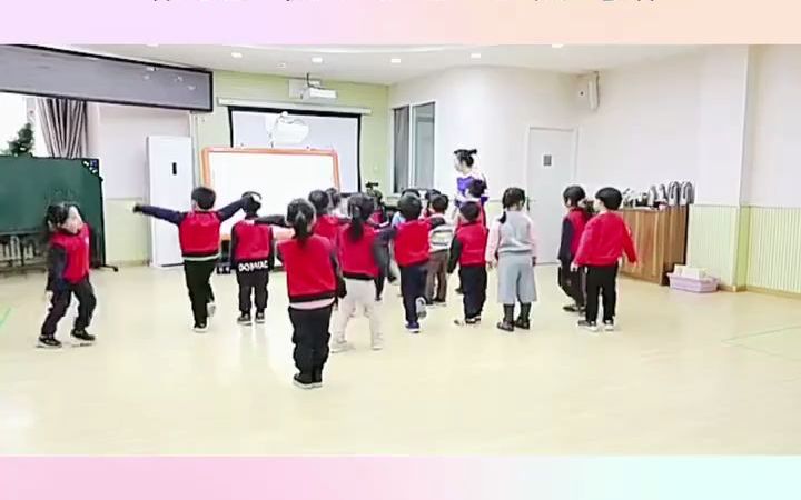 [图]幼儿园公开课｜中班体育《聪明的小公鸡》?幼儿园公开课｜中班体育《聪明的小公鸡》?活动目标：1.学习单脚站立，并掌握其动作要领。2.能听到指令后，快速的躲闪跑