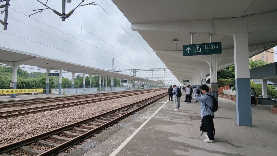 【沪昆线】t869次(上海南～广州)嘉善站1站台停车,上局沪段hxd1d 0547