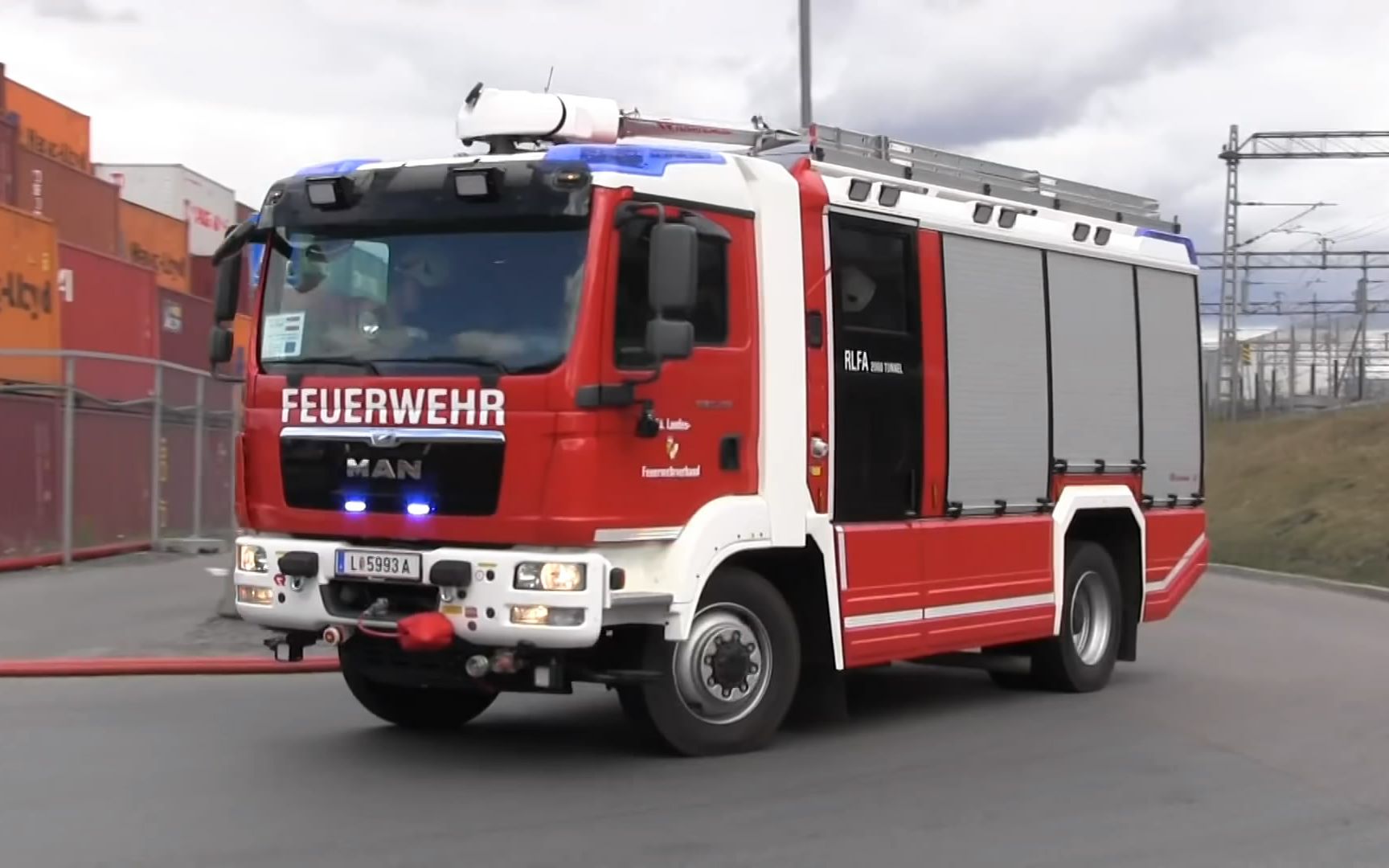 一支消防车车队路过挪威gr03nlia镇