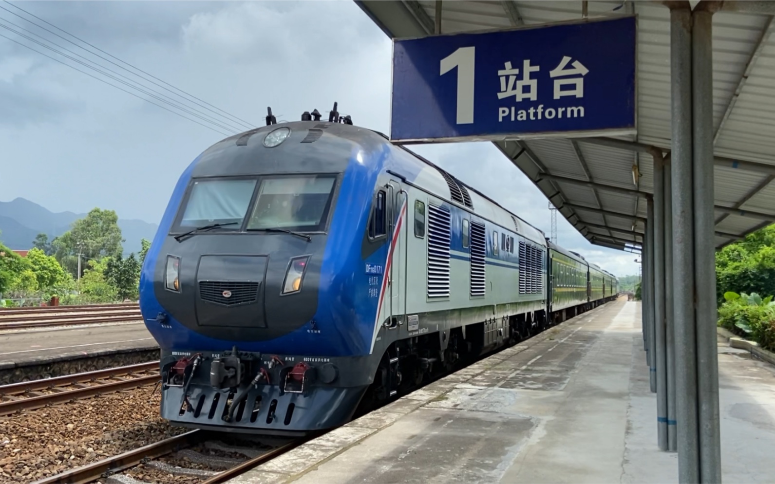 广铁特色"拆猪动集"k9049次,广州-信宜,鸣笛进入阳春火车站