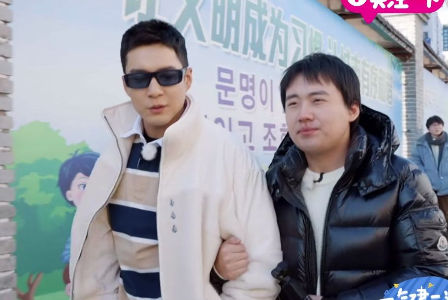 身高差演现偶!郭麒麟挎着韩东君胳膊走路聊天