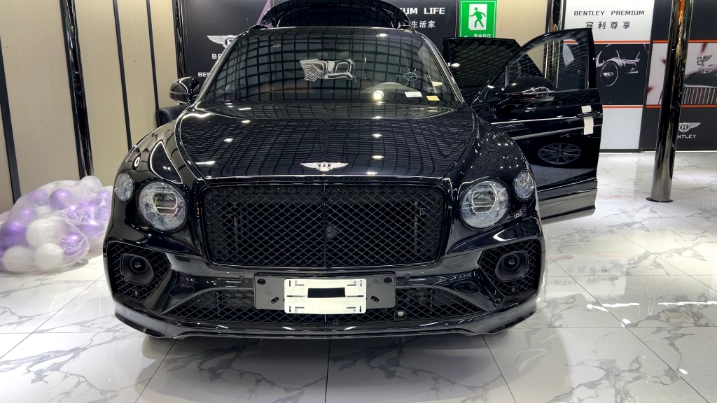 宾利添越4.0t全国唯独一台黑武士七座现车