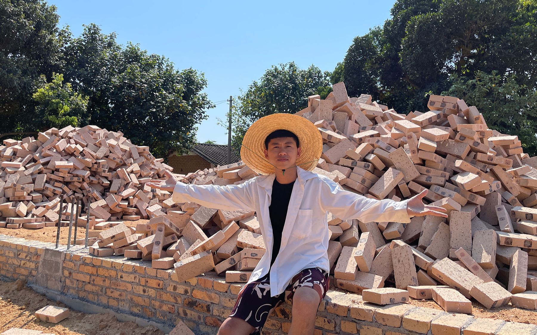 农村小伙买2万红砖建房,结果拉回来的是白砖,要不要退了