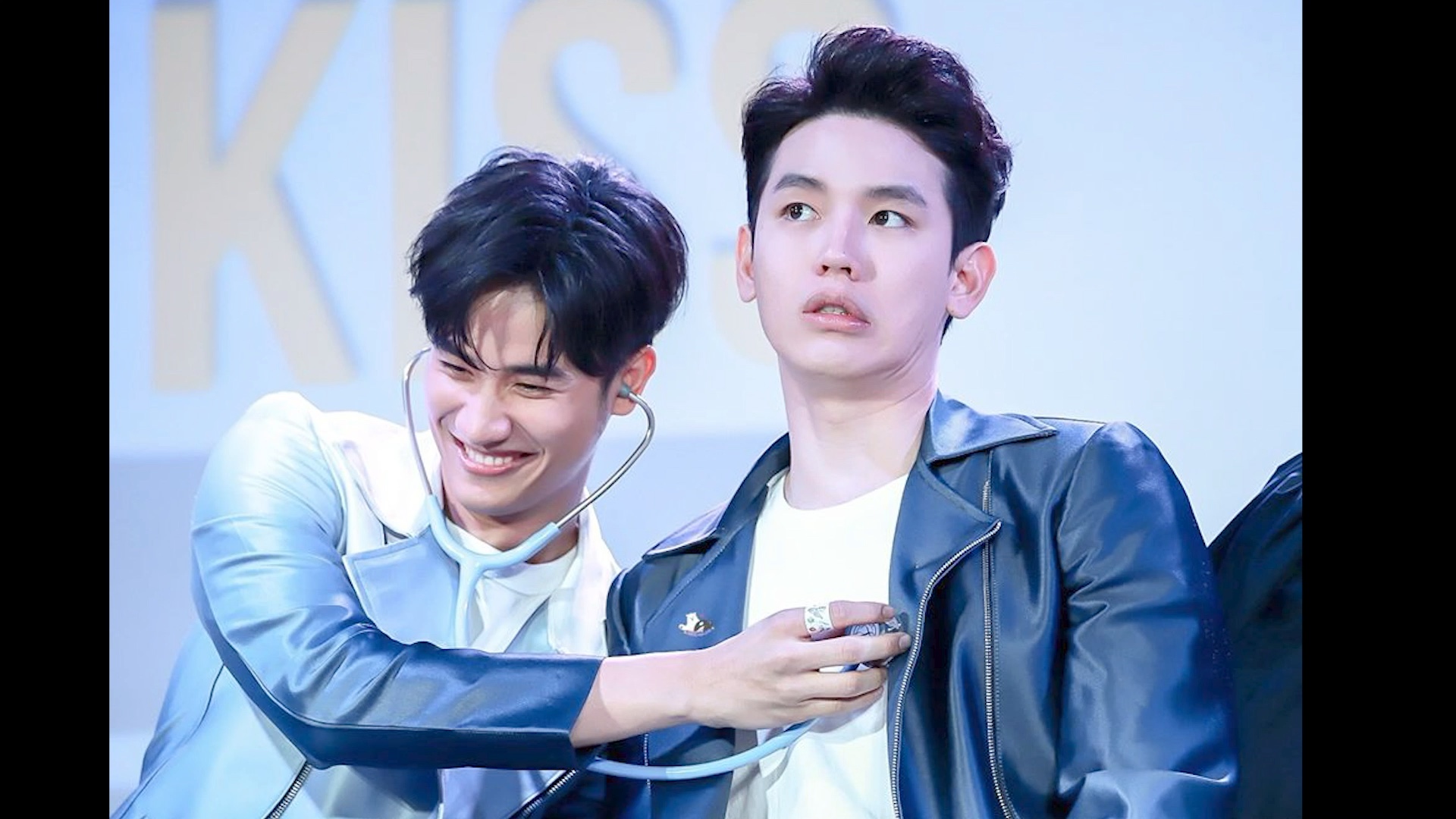 【最喜欢的cp】之《爱我你就再亲我》呆妞,他吃醋了,他忍不住了,哈哈