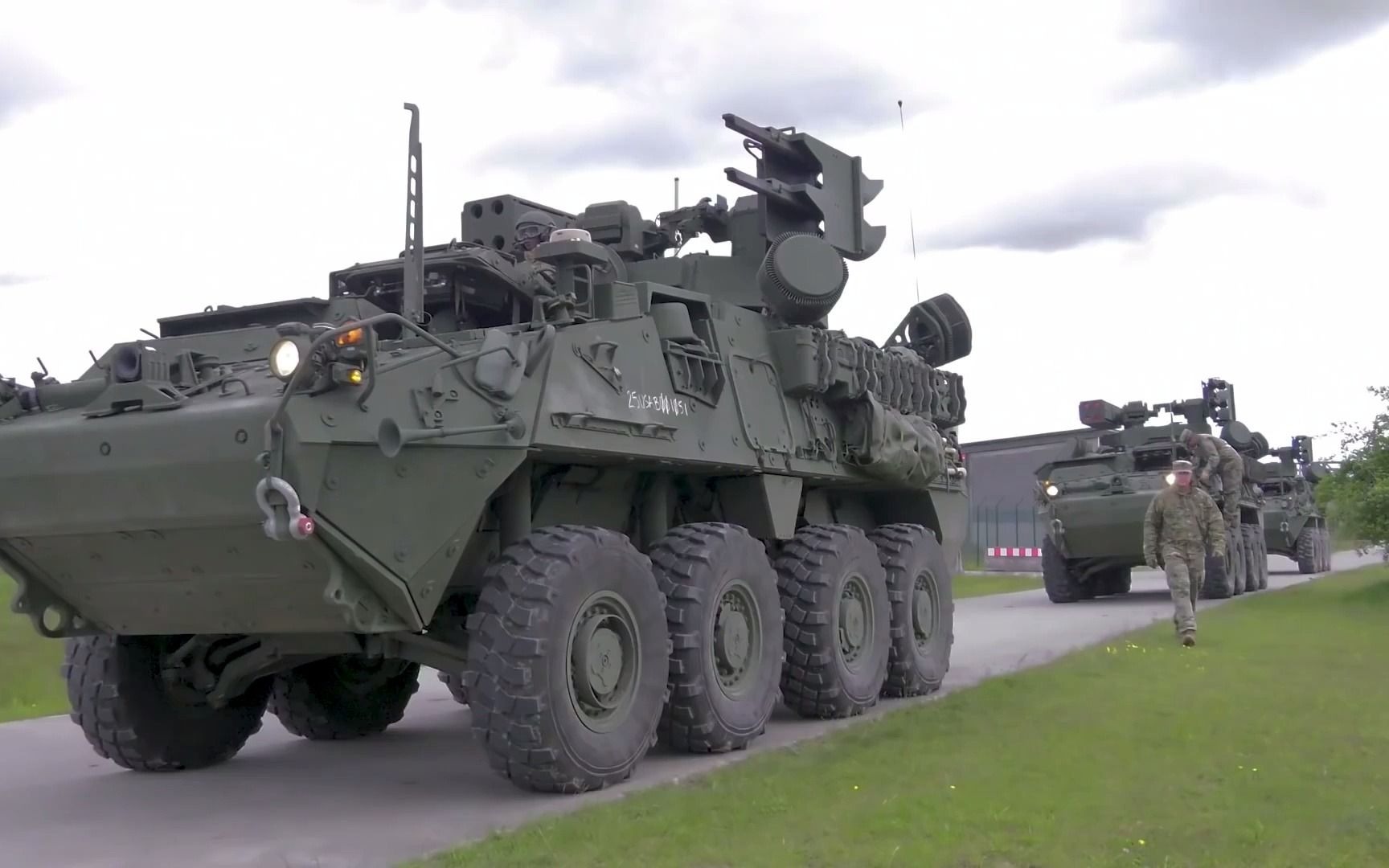 美国陆军防空装甲车在靶场进行实弹测试(3409)