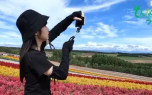 Télécharger la video: 在北海道边逛花田边拍照的Nako