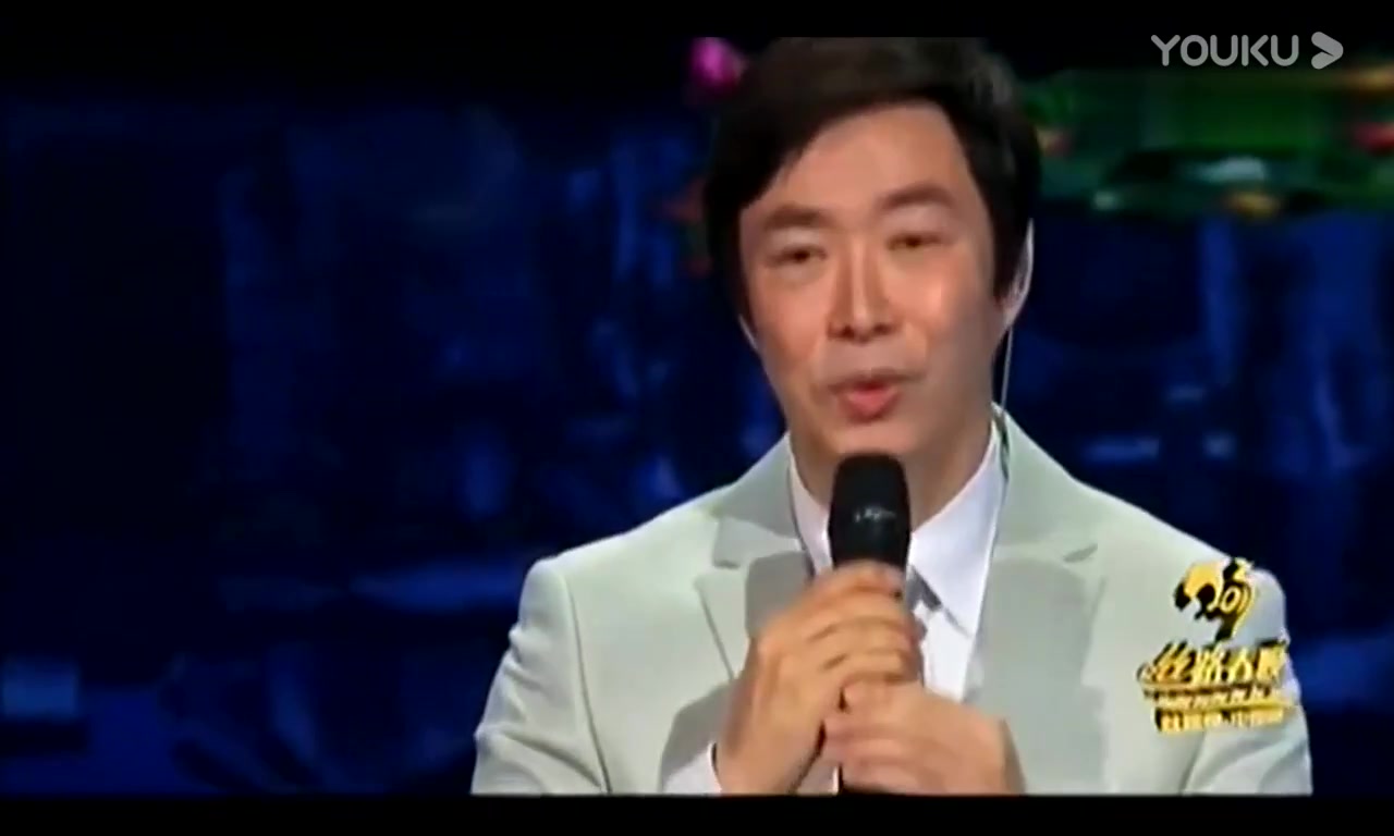 [图]费玉清倾情演绎《弯弯的月亮》，小哥的歌声太让人陶醉了_超清