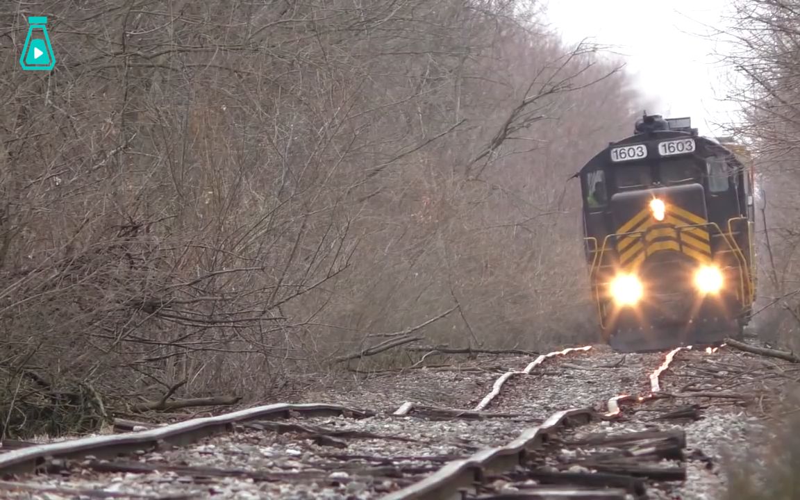 铁轨都扭曲成了这样 还有火车敢在上面通行