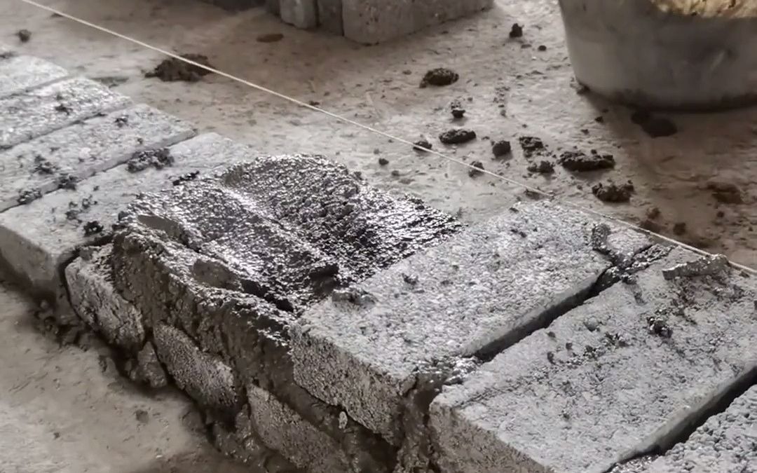 底部砌筑三皮水泥砖找平?