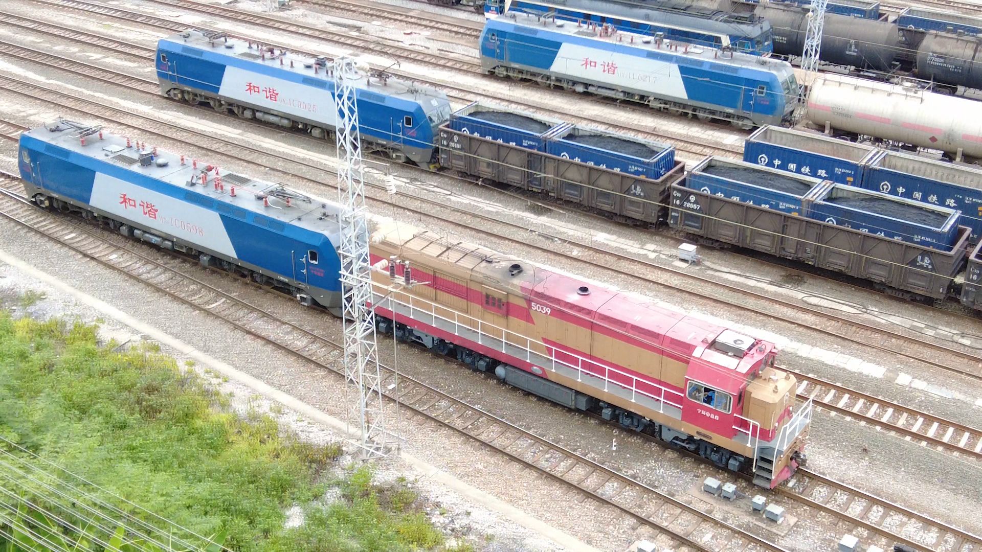 东风7g拉hxd1c进站