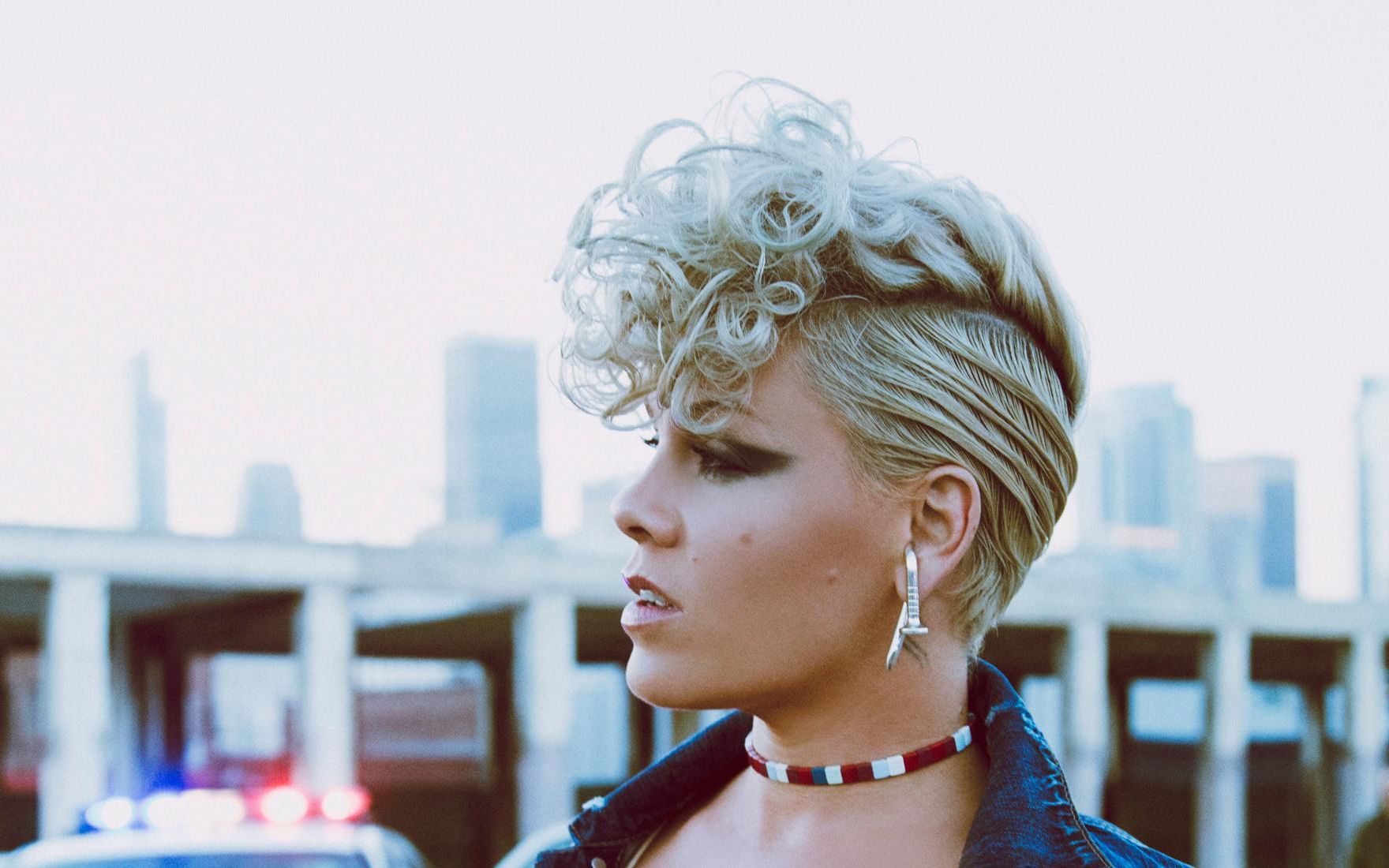 粉粉适合唱摇滚 p!nk《janies got a gun》78双语