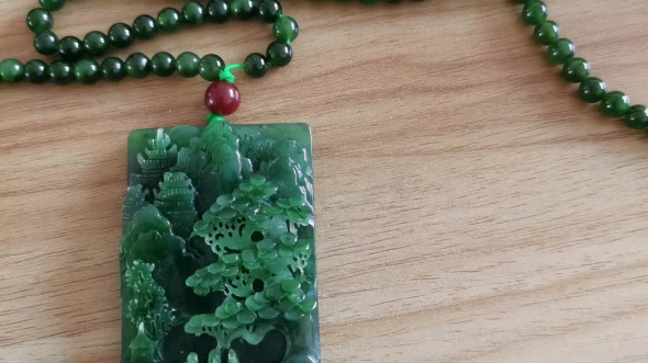 新疆和田玉碧玉山水牌子,油沁很好,但是有矿点!200