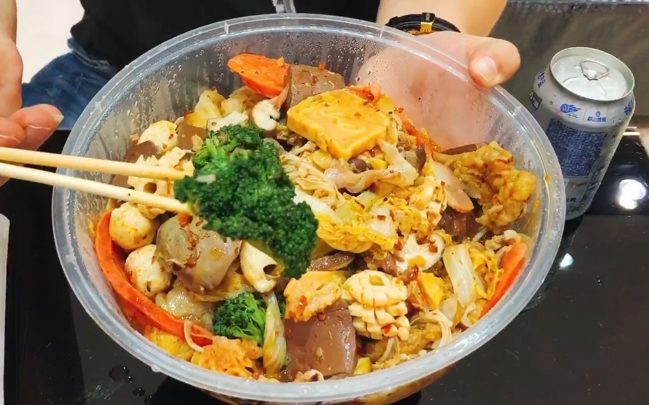 外卖19元点了一份"藤椒冷锅烫"份量实在是大,吃到撑都没吃完!麻辣烫