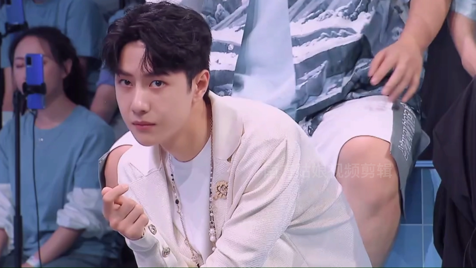 活动作品王一博啃手手合集,王三岁无疑了