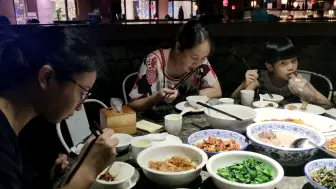 Video herunterladen: 妹妹妹夫要去深圳腾讯上班了，小聚一下，才发现一桌人好像我最丑