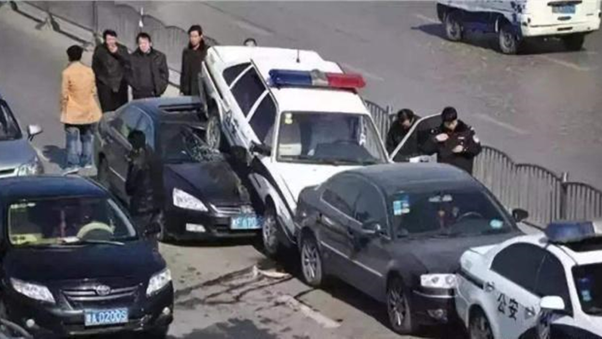 高速上前车突然急刹车咋办?教你正确做法,关键时刻很有用