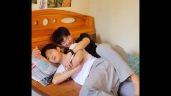 Download Video: 【哥哥你别跑花絮】直男需要垫什么书？！你小子在怕什么！【徐滨x张炯敏｜苏御x吴比】