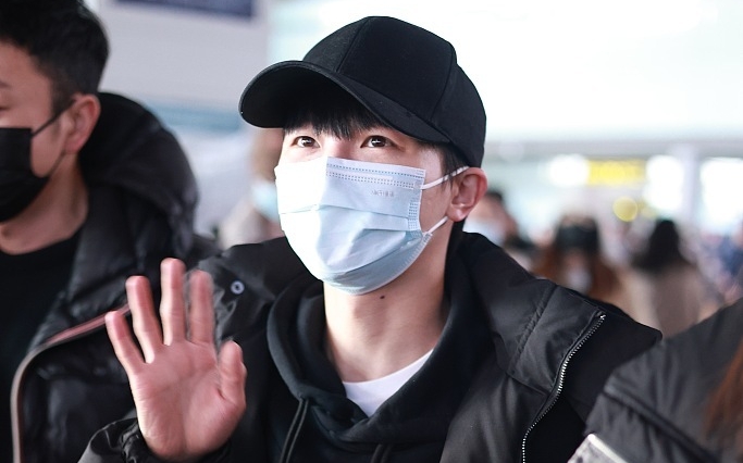 2024年2月25日,北京,周深现身北京首都机场