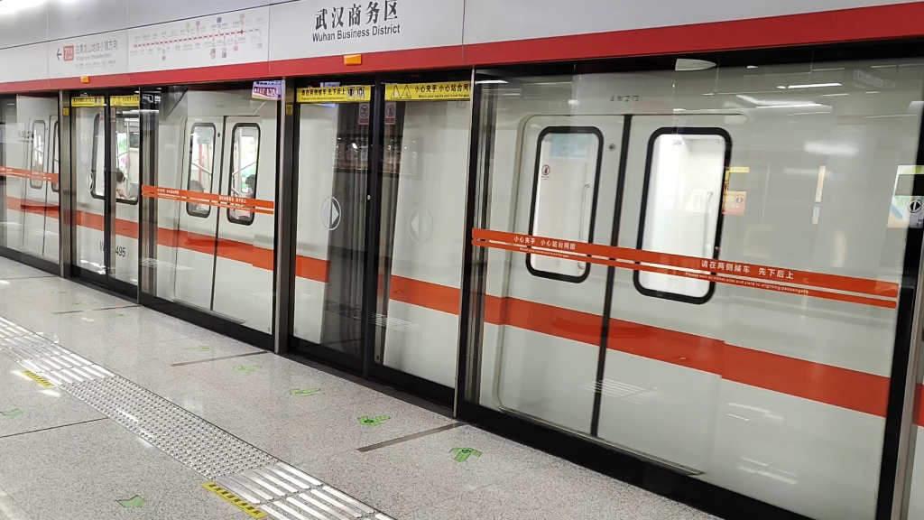 武汉地铁7号线二期列车g49武汉商务区站出站