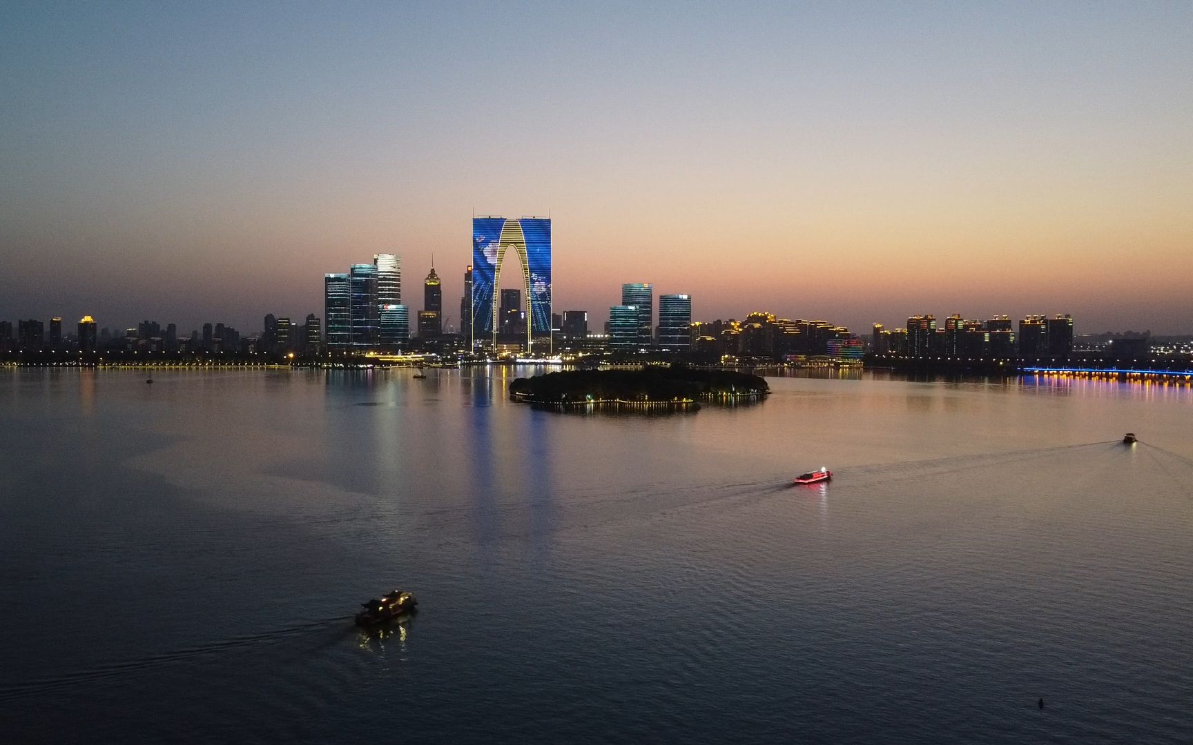 五一期间苏州园区金鸡湖的夜景