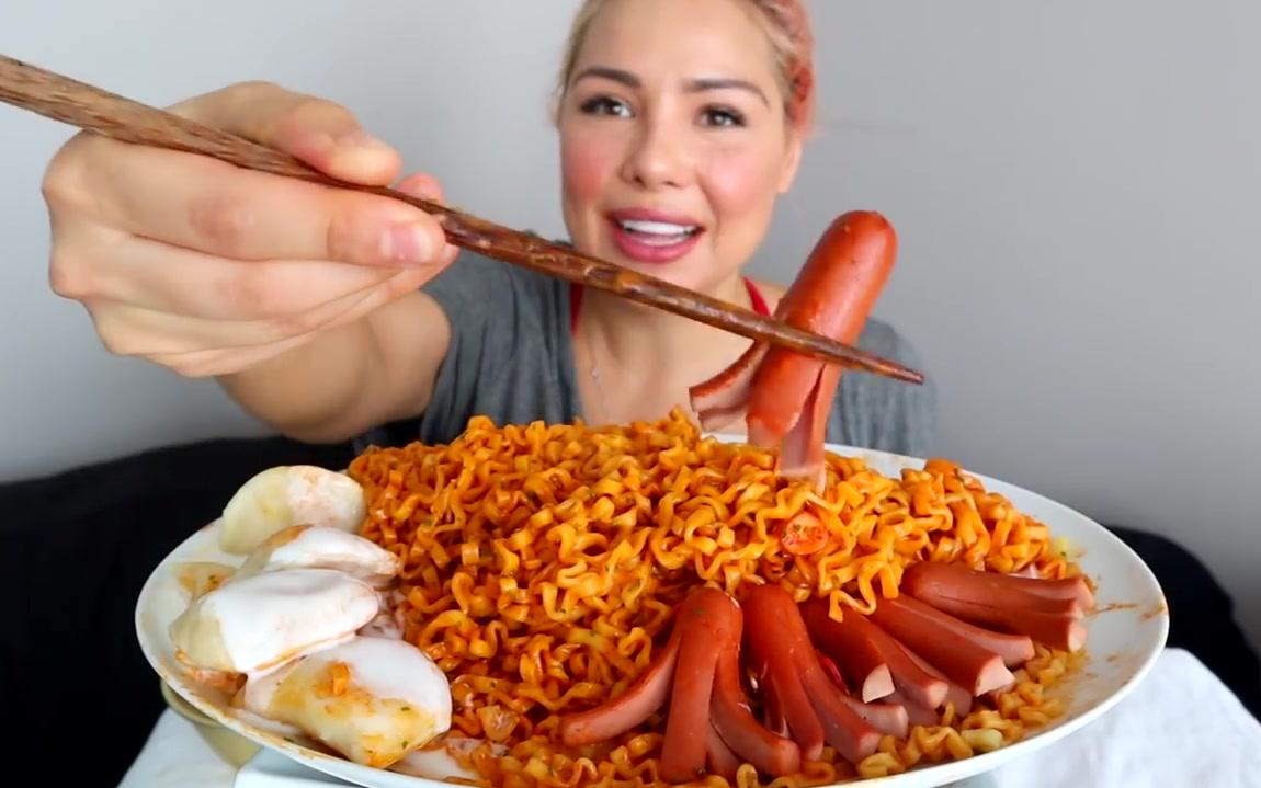 外国油管吃播up主(非韩国)吃韩国三养牌芝士火鸡面