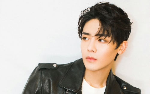 侯明昊,1997年8月3日出生北京人,从小在部队大院长大,家里三代都是