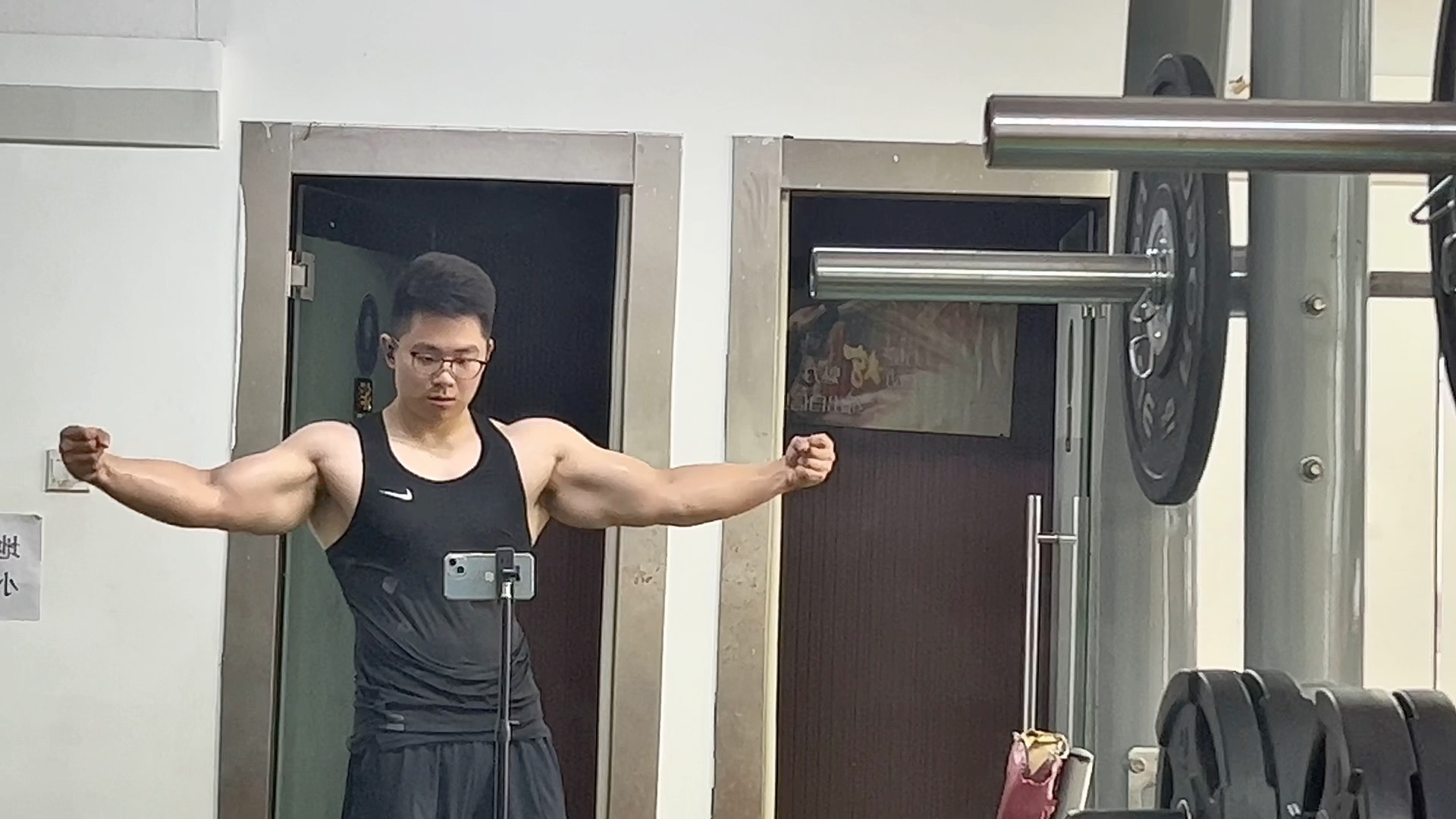 身高175,体重85,臂围46,目前有腹肌状态