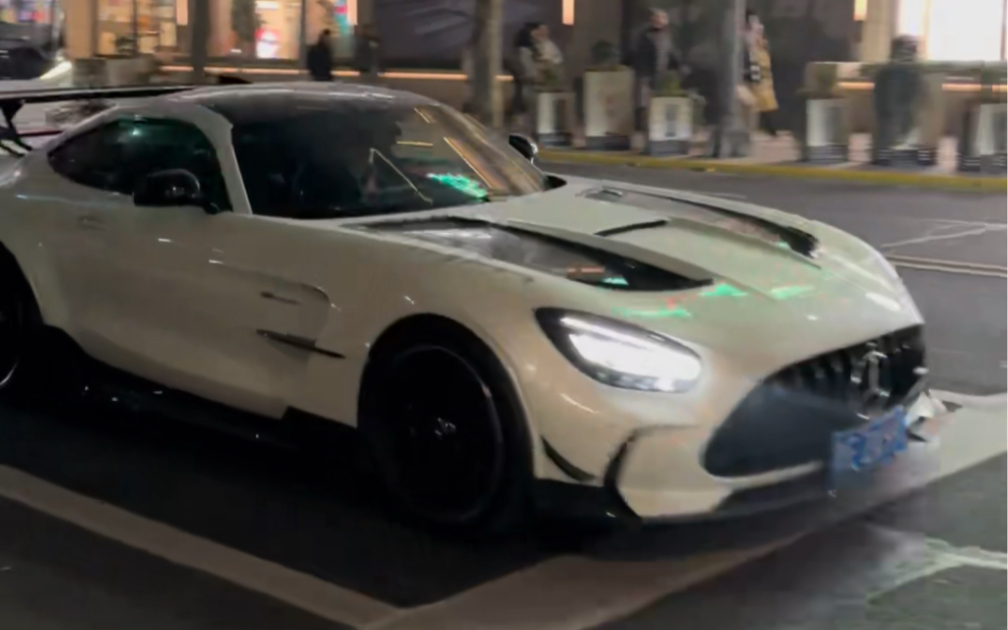 價值 800萬的奔馳amg gt bs,竟然兩臺同時出街,買這車實在是太有品味